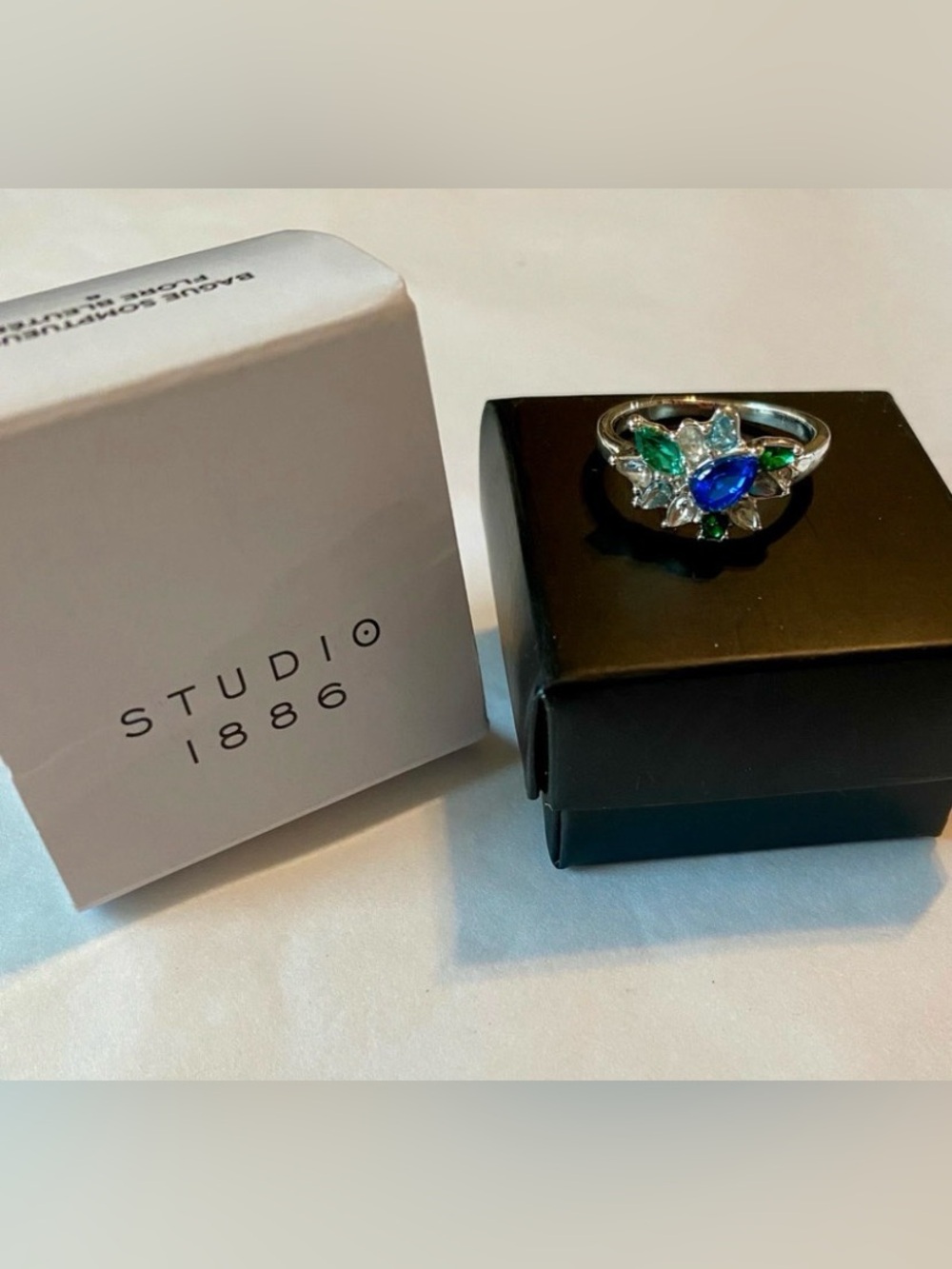 Avon Luxe Blue Flora Ring - Sz. 8 - NWT